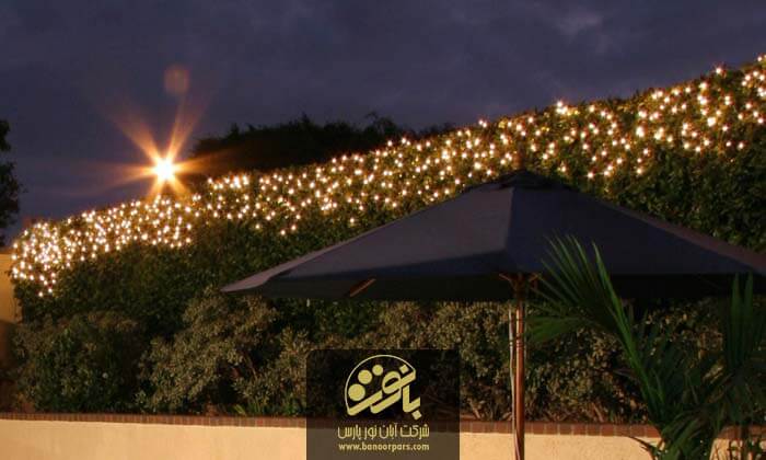 نورپردازی شمشاد و لبه دیوار در باغ و منزل با استفاده از ریسه ال ای دی سوزنی طرح قندیل