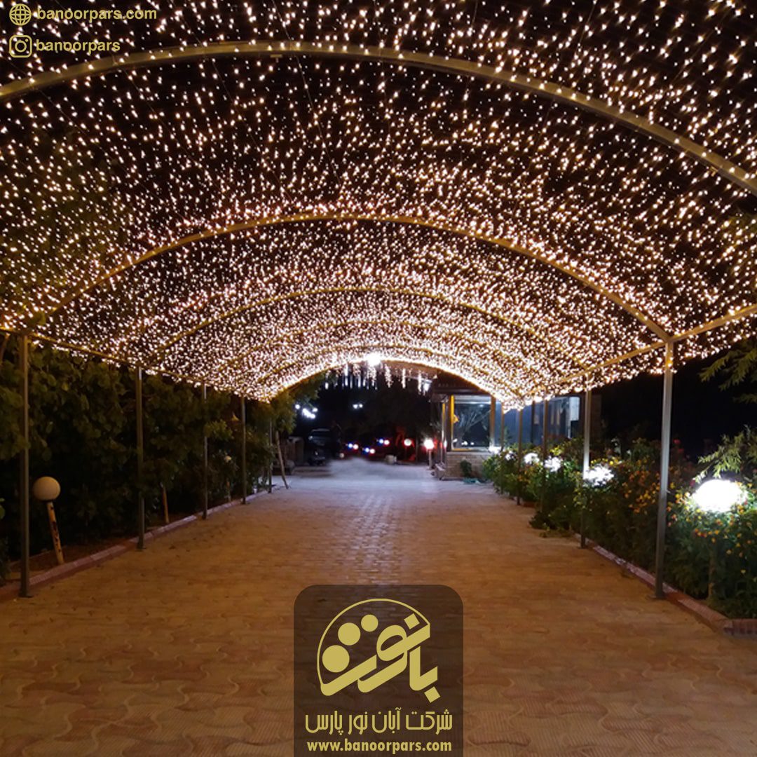 اجرای تونل نور با استفاده از ریسه ال ای دی سوزنی 320 لامپ سیم مشکی آفتابی در باغ