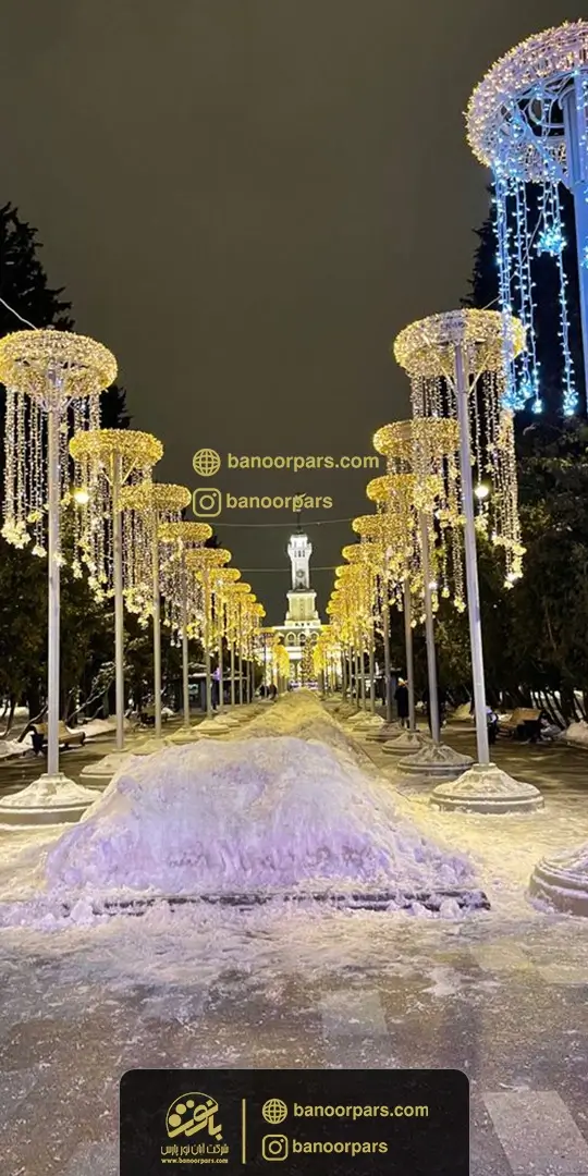 المان نوری سه بعدی نصب شده روی پایه چراغ به صورت لوستر شهری آبشاری