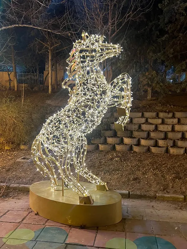 نصب شده المان نوری اسب ساخت شرکت بانور پارس در جشنواره نور تهران