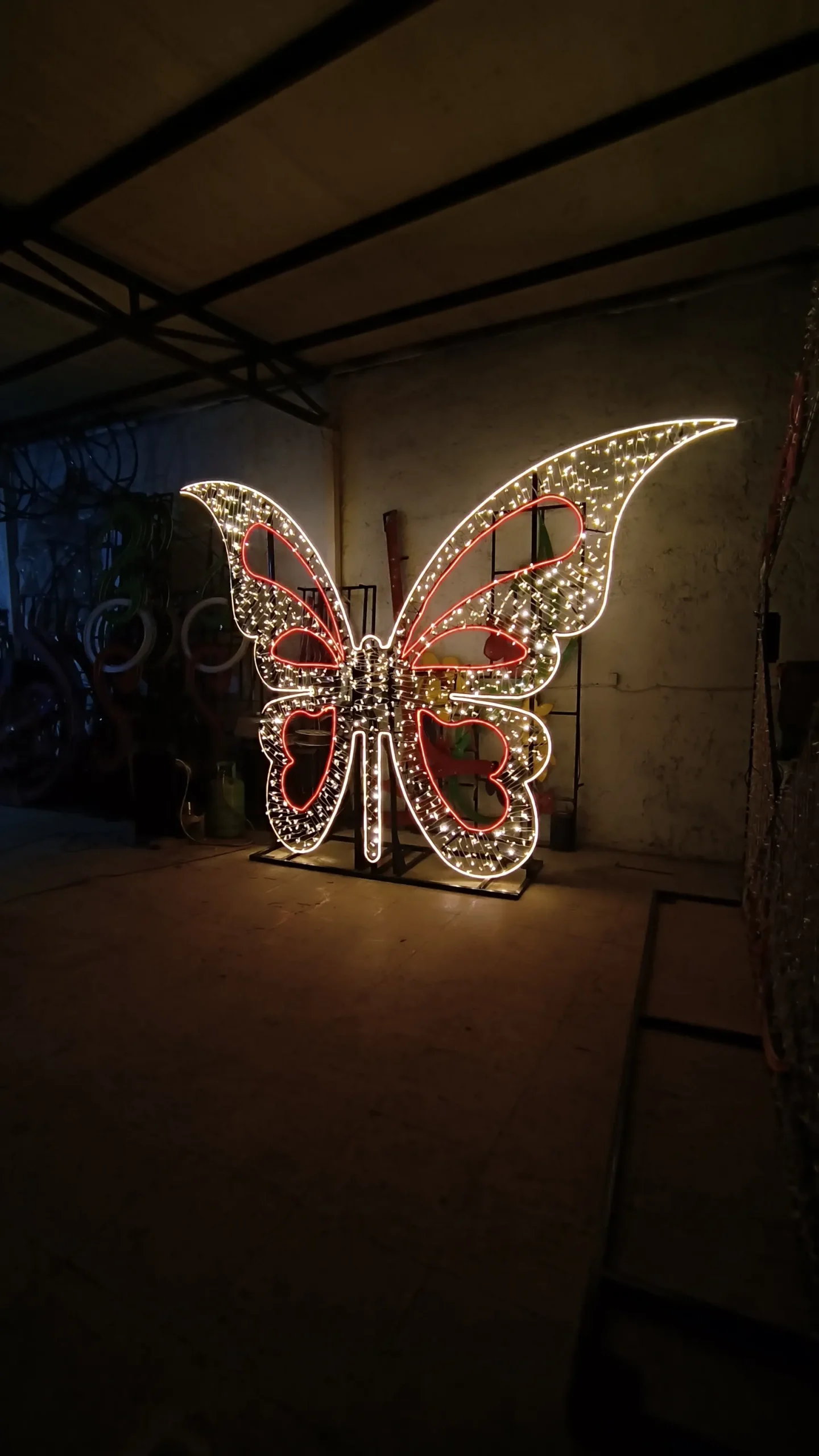 ساخت المان نوری پروانه به عنوان استند عکاسی از ترکیب ریسه های ال ای دی سوزنی و فلکسی ترکیب رنگ آفتابی و قرمز در کارگاه شرکت بانور پارس