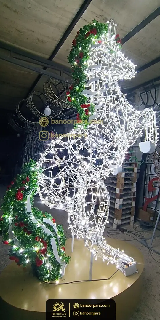 المان نوری اسب ایستاده سفید رنگ همراه با گل و گلبوته های بهاری